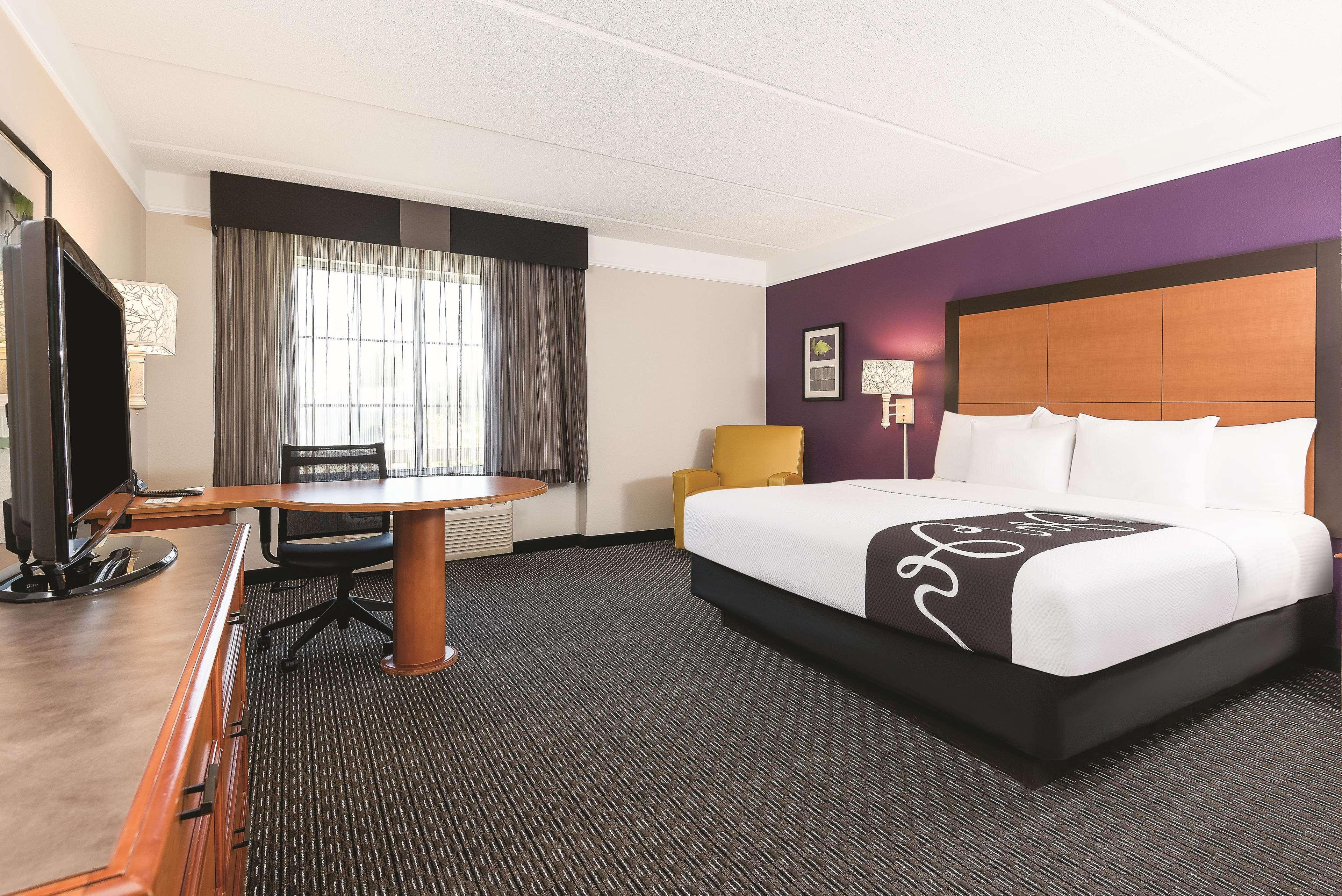 La Quinta Inn & Suites By Wyndham University Area Chapel Hill Durham Exterior photo